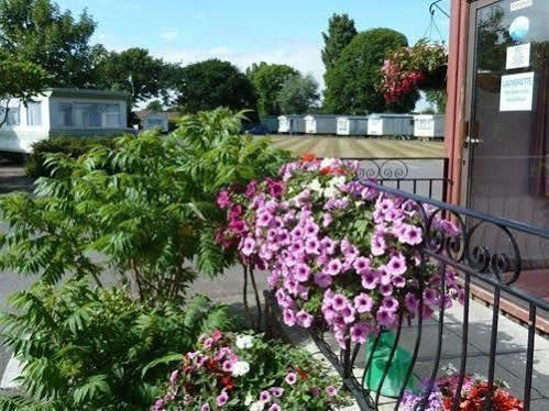 Copthorne Caravans Hotel Merston Eksteriør billede